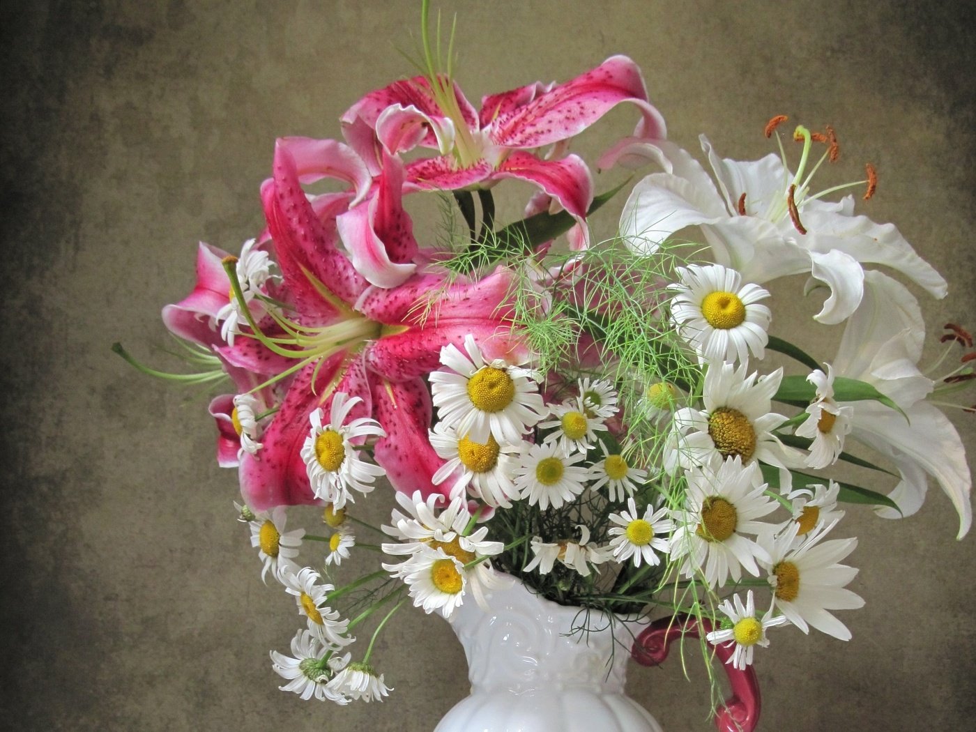 Обои цветы, фон, ромашки, букет, лилии, композиция, flowers, background, chamomile, bouquet, lily, composition разрешение 1920x1352 Загрузить