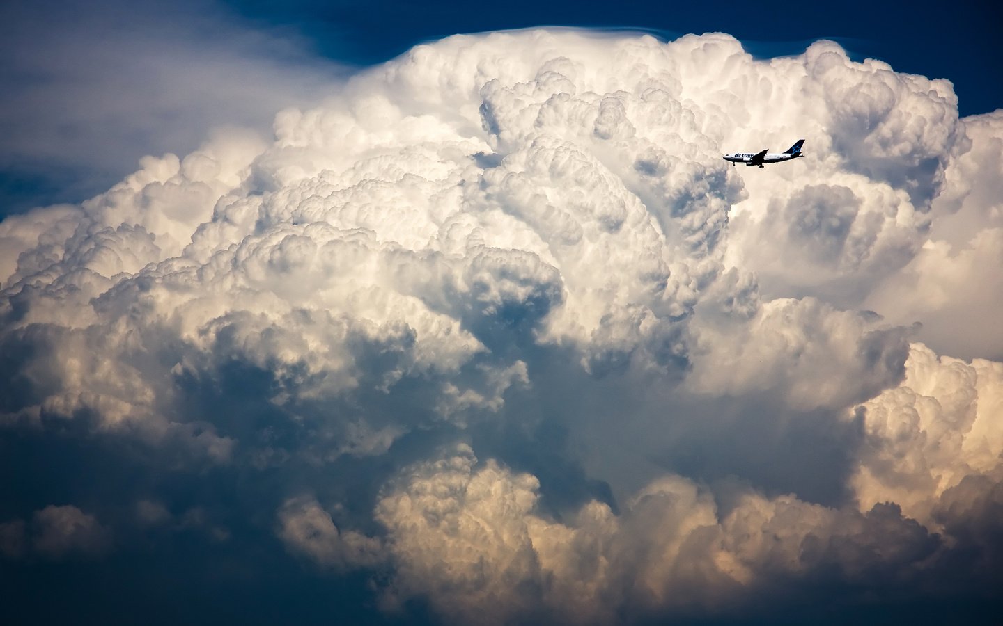 Обои небо, самолет, шторм, грозовая туча, the sky, the plane, storm, storm cloud разрешение 2560x1600 Загрузить