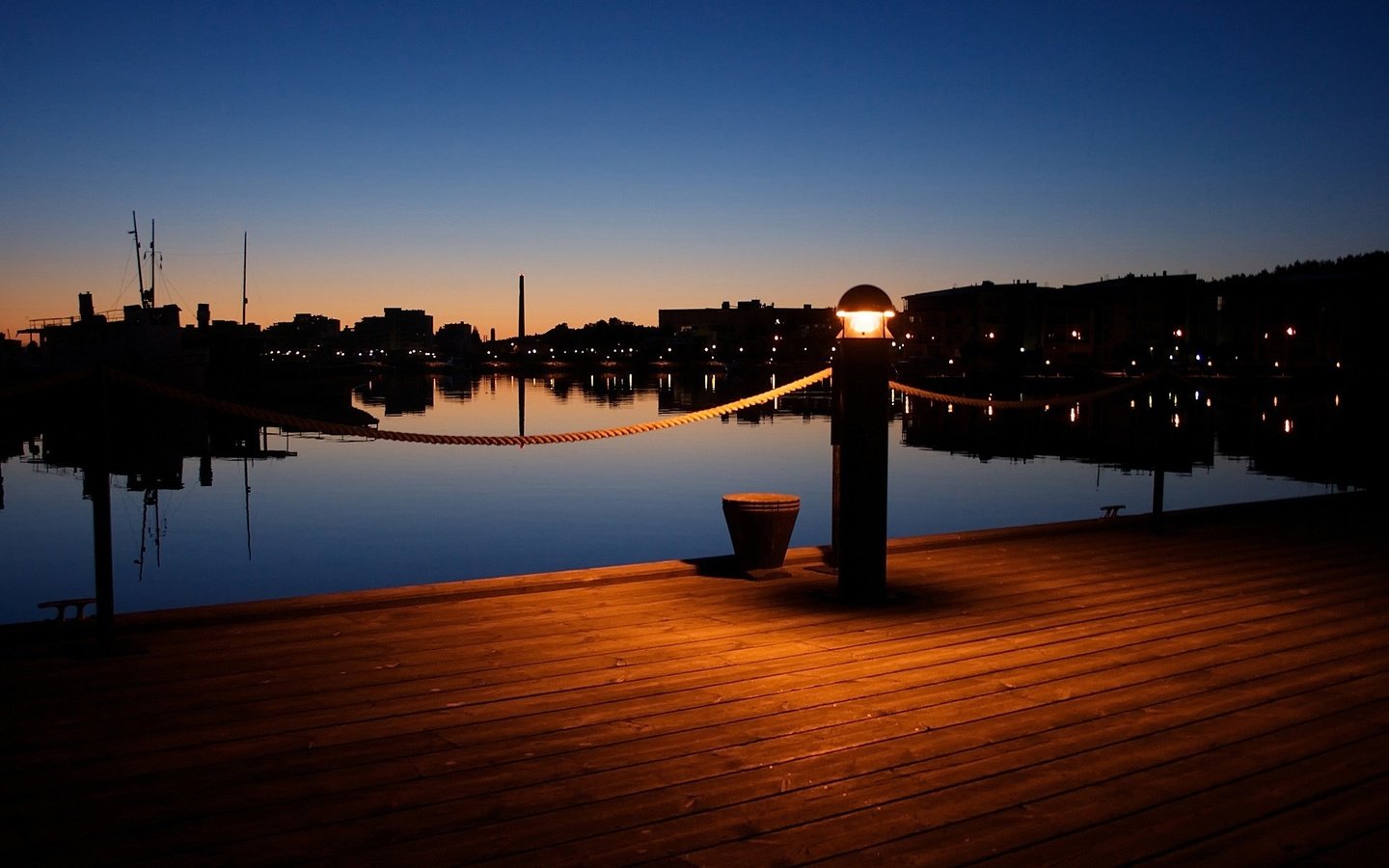 Обои огни, вечер, причал, фонарь, lights, the evening, pier, lantern разрешение 1920x1200 Загрузить