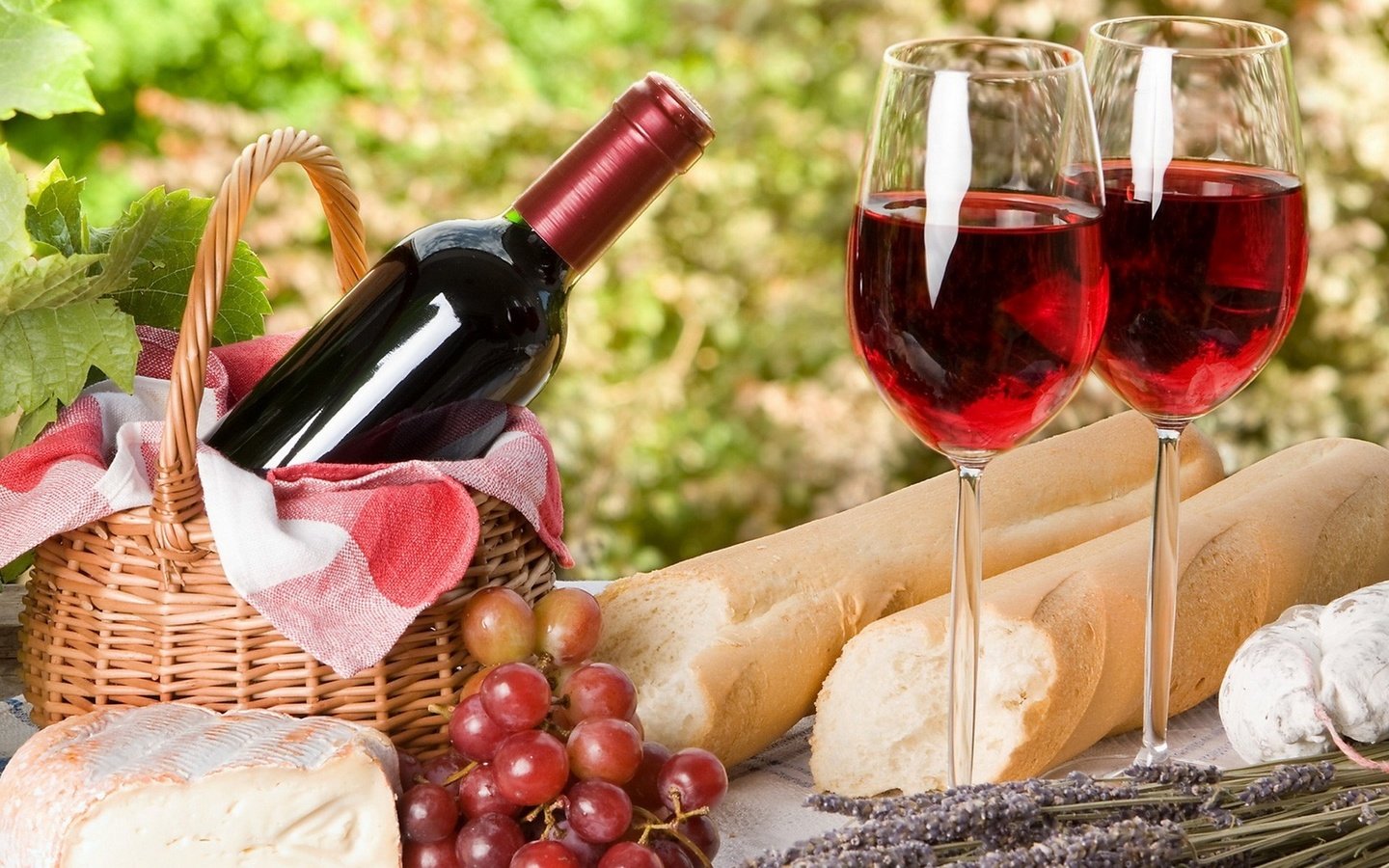 Обои виноград, сыр, хлеб, вино, франция, бокалы, пикник, grapes, cheese, bread, wine, france, glasses, picnic разрешение 1920x1200 Загрузить
