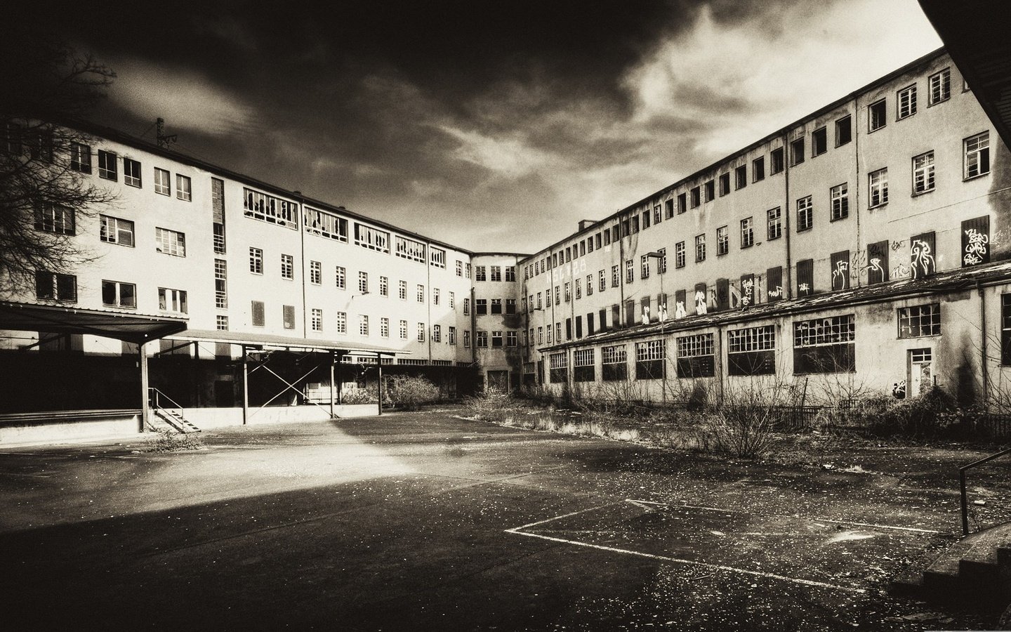Обои чёрно-белое, здание, заброшенное, black and white, the building, abandoned разрешение 1920x1172 Загрузить