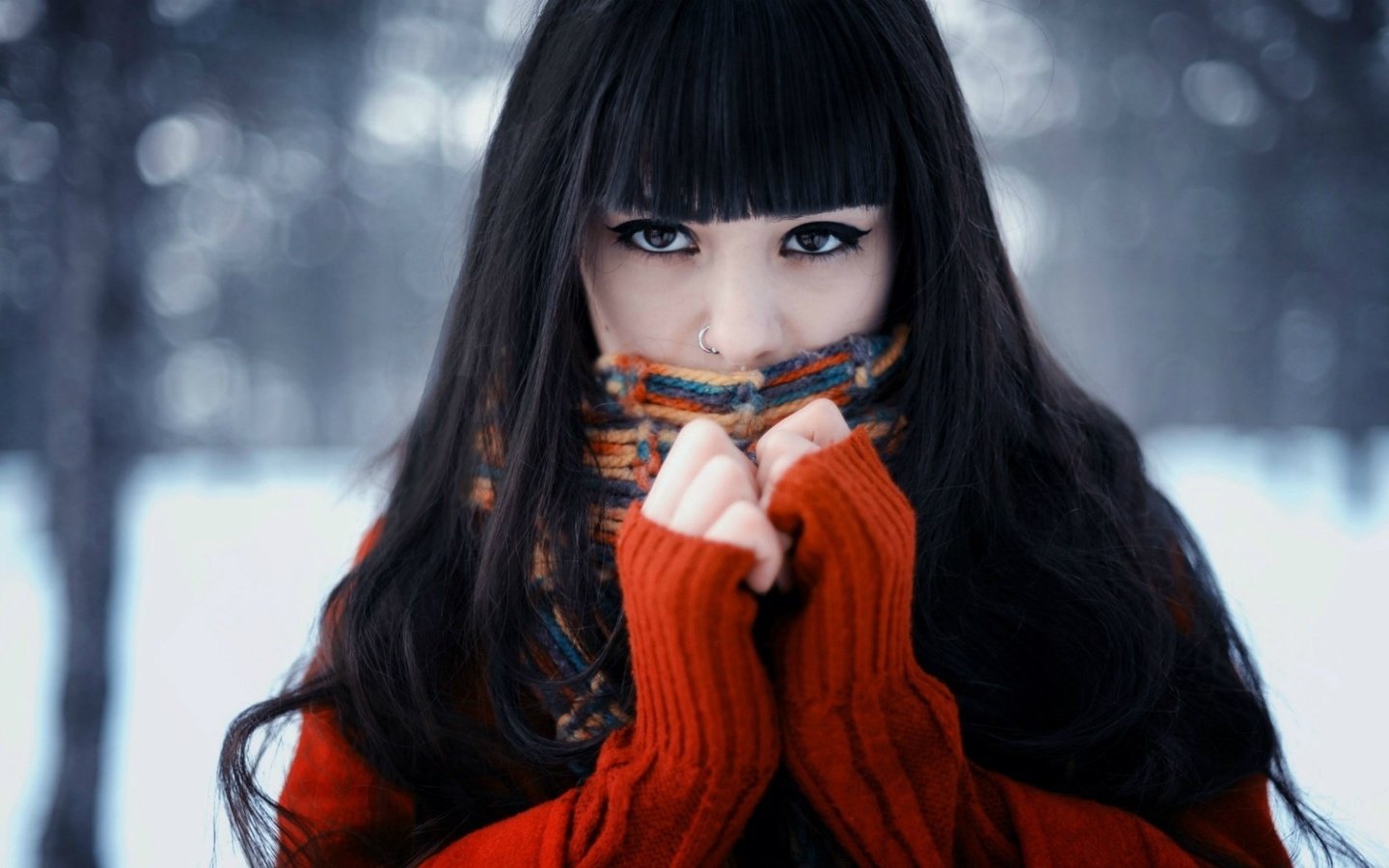 Обои зима, девушка, брюнетка, взгляд, лицо, свитер, шарф, winter, girl, brunette, look, face, sweater, scarf разрешение 1920x1080 Загрузить