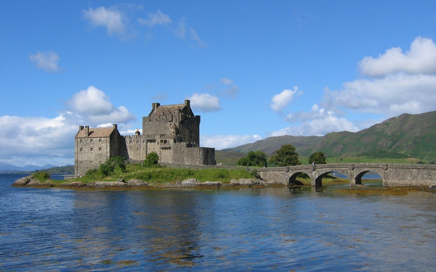 Обои небо, вода, шотландия, эйлин донан замок, the sky, water, scotland, eileen donan castle разрешение 2272x1704 Загрузить