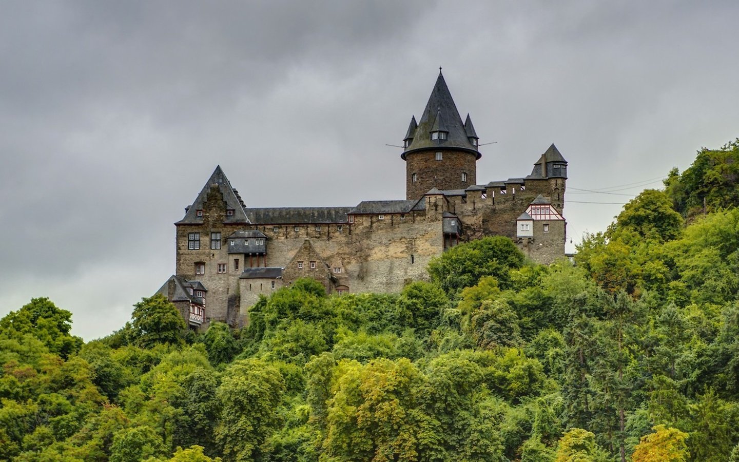 Обои замок бахарах в германии, the castle in bacharach germany разрешение 2560x1440 Загрузить
