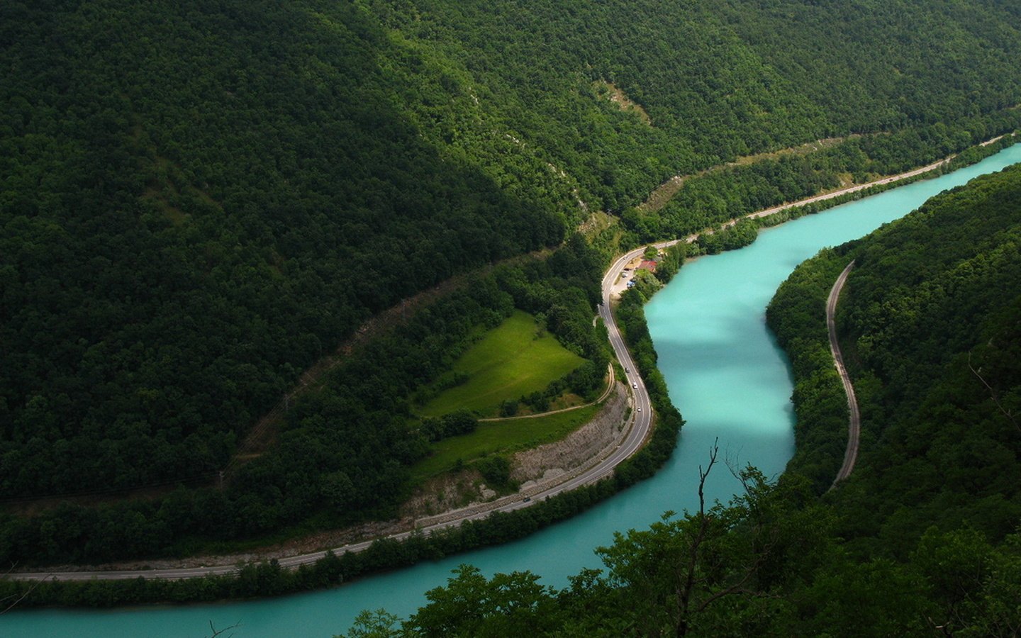 Обои дорога, река, горы, зелень, изгиб, красота., река соча, road, river, mountains, greens, bending, beauty., the soča river разрешение 1920x1200 Загрузить