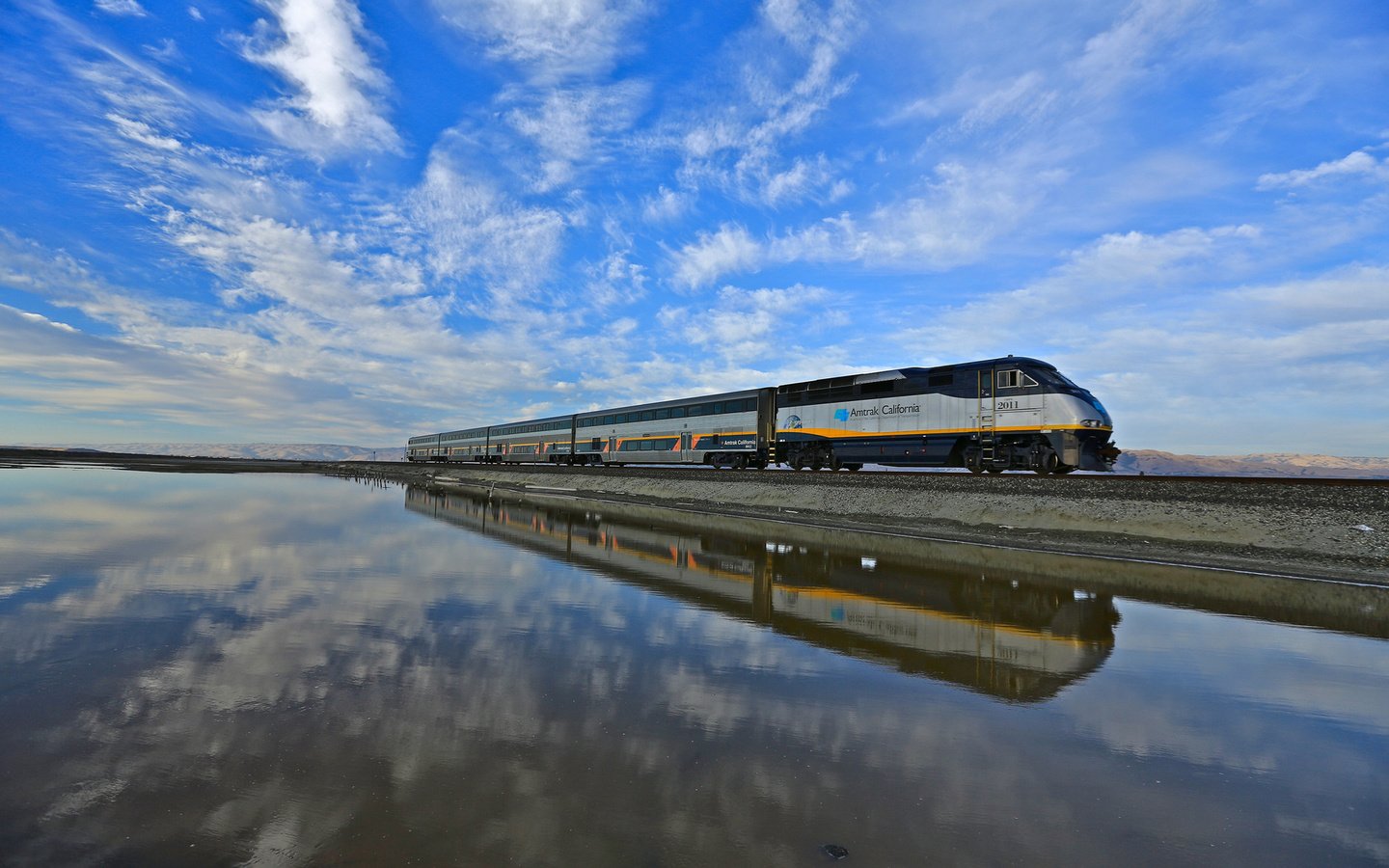 Обои небо, вода, отражения, сша, поезд, калифорния, drawbridge, the sky, water, reflection, usa, train, ca разрешение 1920x1200 Загрузить