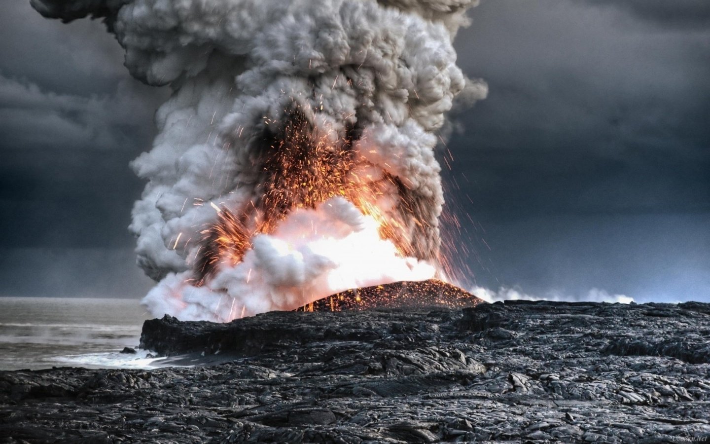 Обои извиржение вулкана, лава и пепел, izverzhenie volcano, lava and ash разрешение 1932x1208 Загрузить