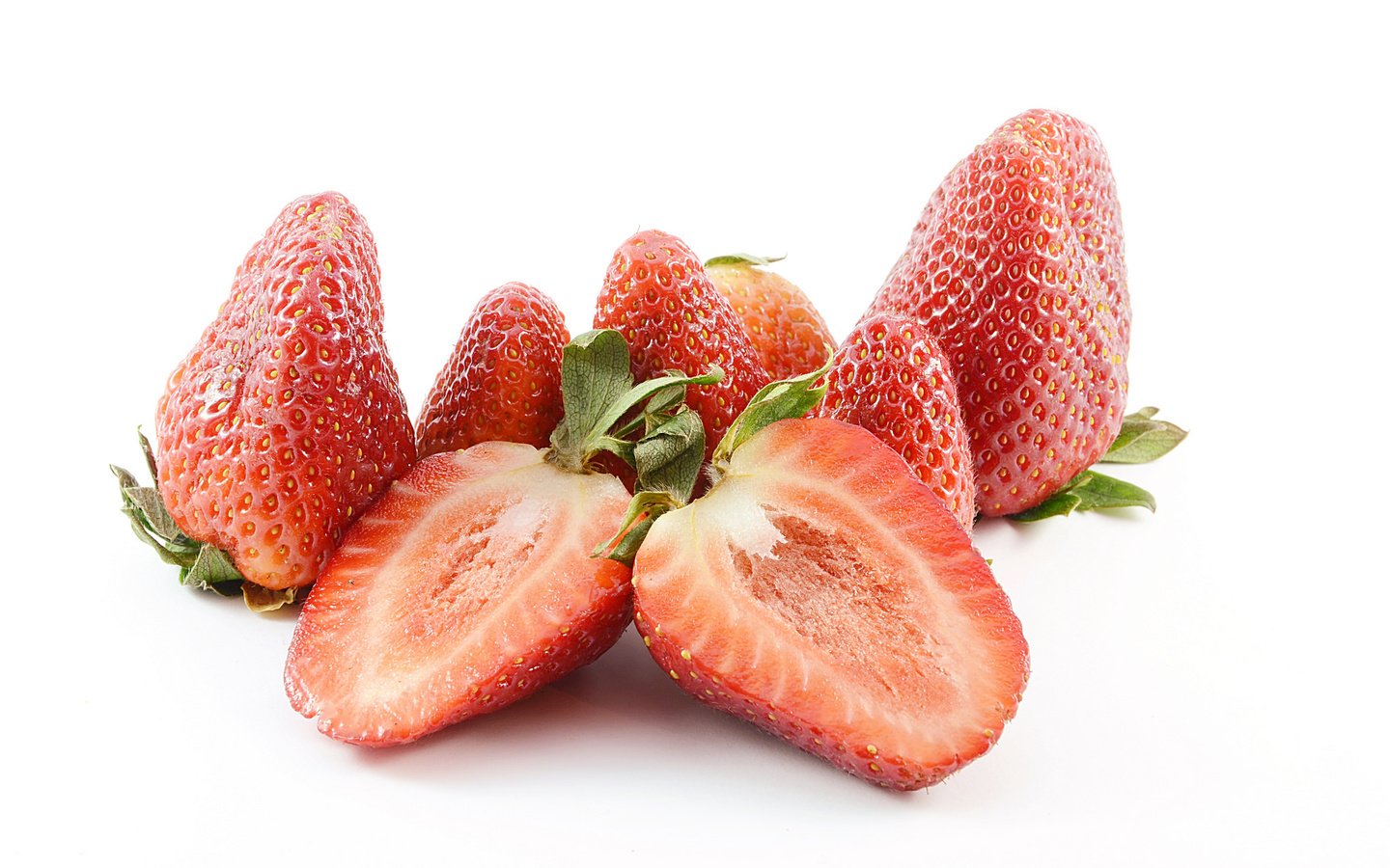 Обои клубника, ягоды, дольки, strawberry, berries, slices разрешение 2048x1356 Загрузить