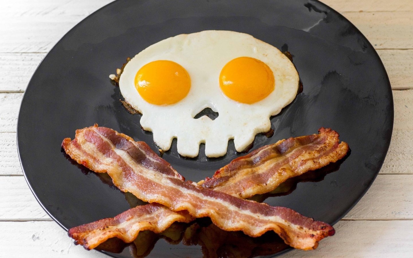 Обои черная, череп, завтрак, яйца, тарелка, бекон, яичница с беконом, black, skull, breakfast, eggs, plate, bacon, bacon and eggs разрешение 1920x1279 Загрузить