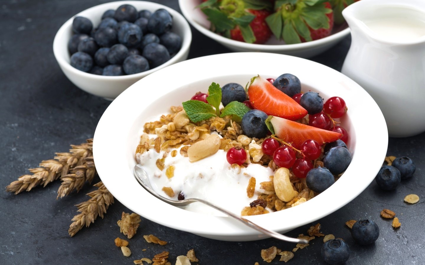 Обои мята, йогурт, орехи, клубника, ягоды, завтрак, смородина, мюсли, голубика, mint, yogurt, nuts, strawberry, berries, breakfast, currants, muesli, blueberries разрешение 2048x1367 Загрузить