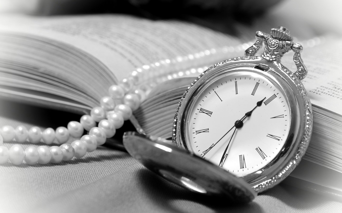 Обои винтаж, часы, книга, ожерелье, vintage, watch, book, necklace разрешение 2400x1600 Загрузить