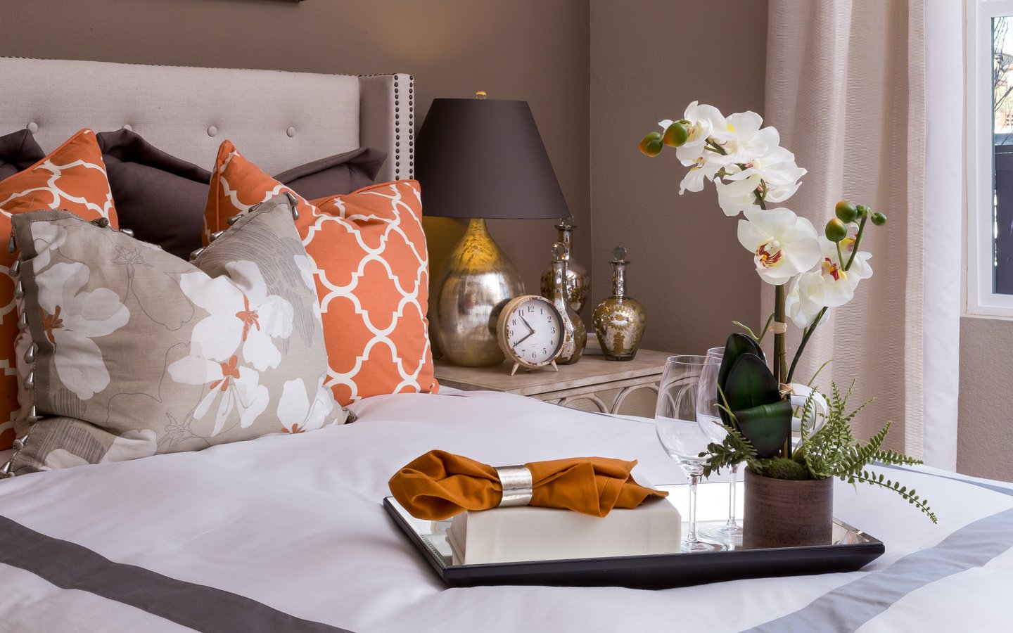 Обои подушки, лампа, часы, кровать, салфетка, орхидея, поднос, pillow, lamp, watch, bed, napkin, orchid, tray разрешение 2000x1332 Загрузить