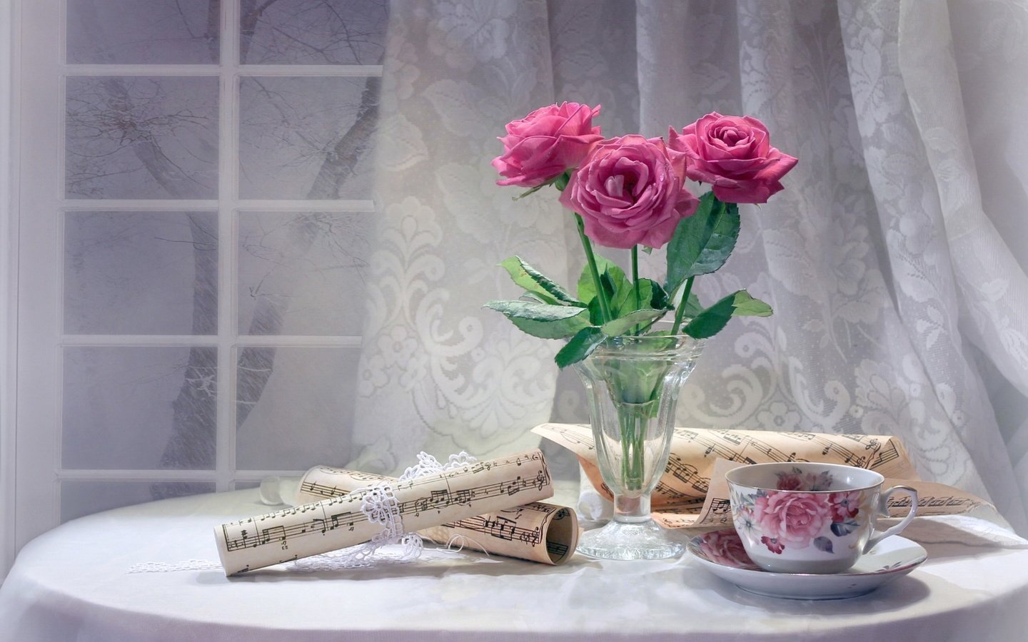 Обои цветы, розы, ноты, окно, чашка, чай, натюрморт, flowers, roses, notes, window, cup, tea, still life разрешение 1920x1219 Загрузить