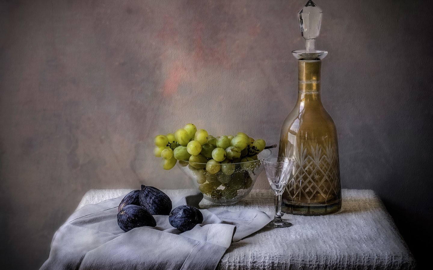 Обои виноград, ваза, натюрморт, графин, инжир, рюмка, grapes, vase, still life, decanter, figs, glass разрешение 4292x2814 Загрузить