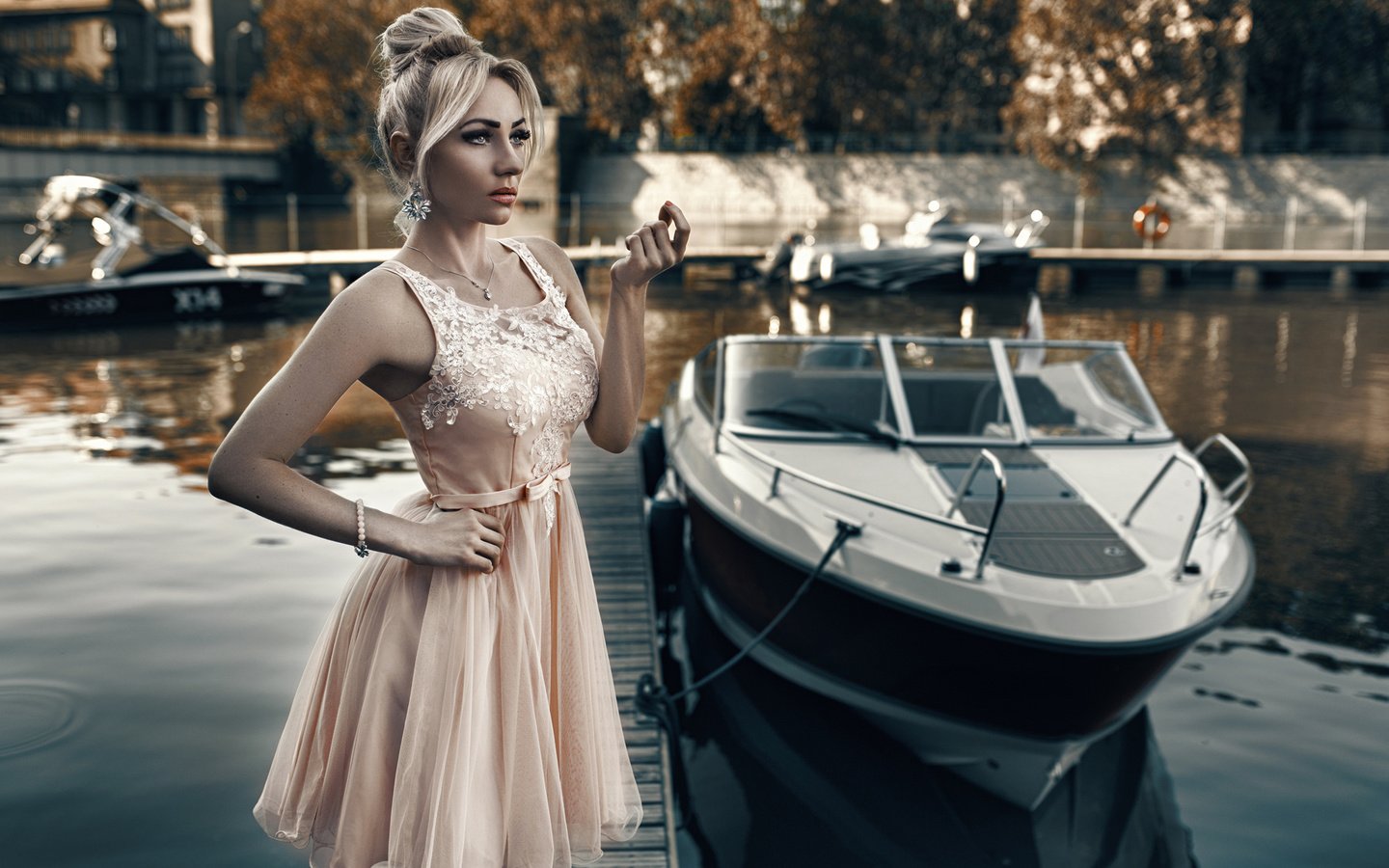 Обои стиль, девушка, платье, модель, катер, style, girl, dress, model, boat разрешение 2048x1152 Загрузить