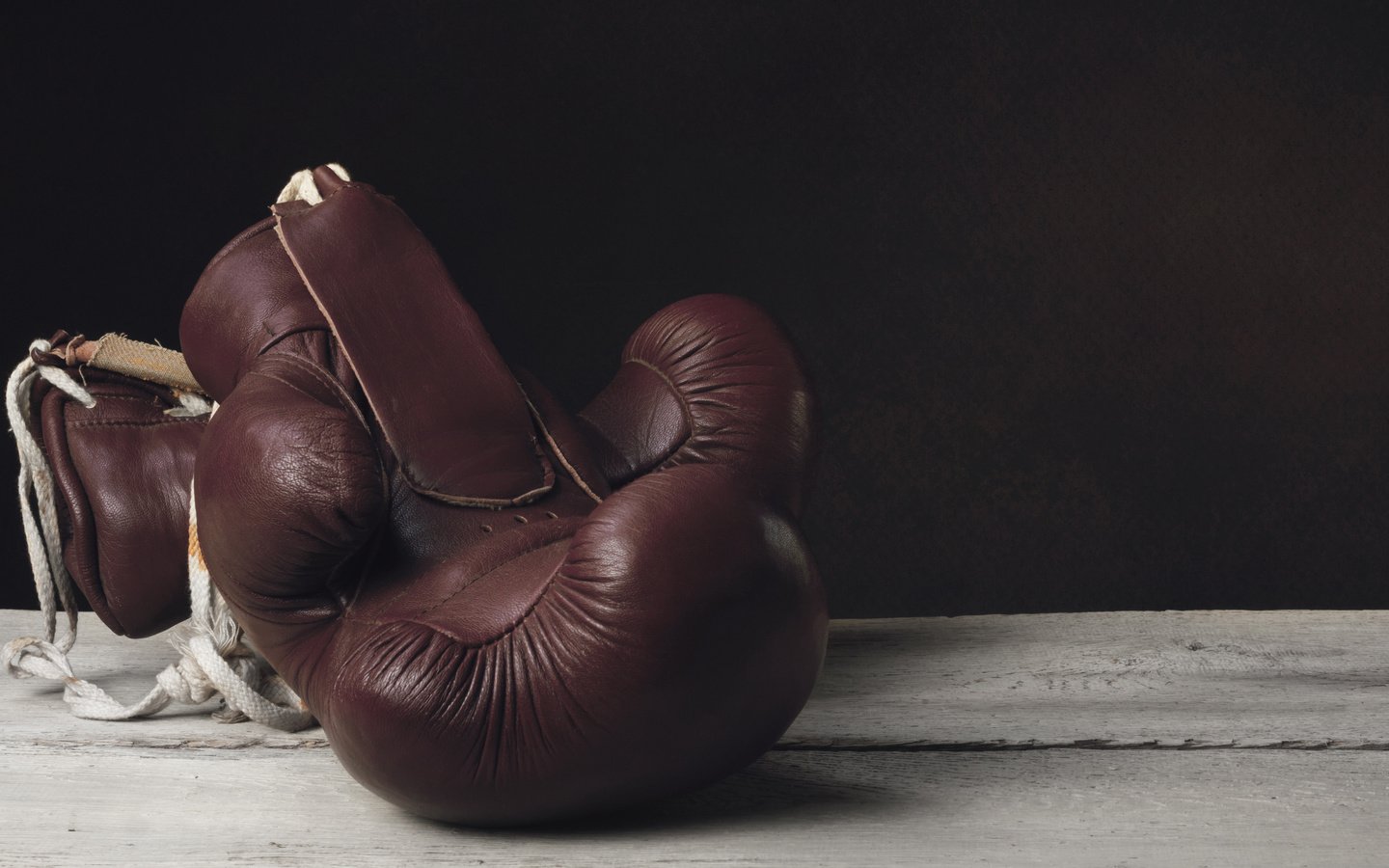 Обои кожа, бокс, перчатки, ветхий, leather, boxing, gloves, old разрешение 3607x2404 Загрузить