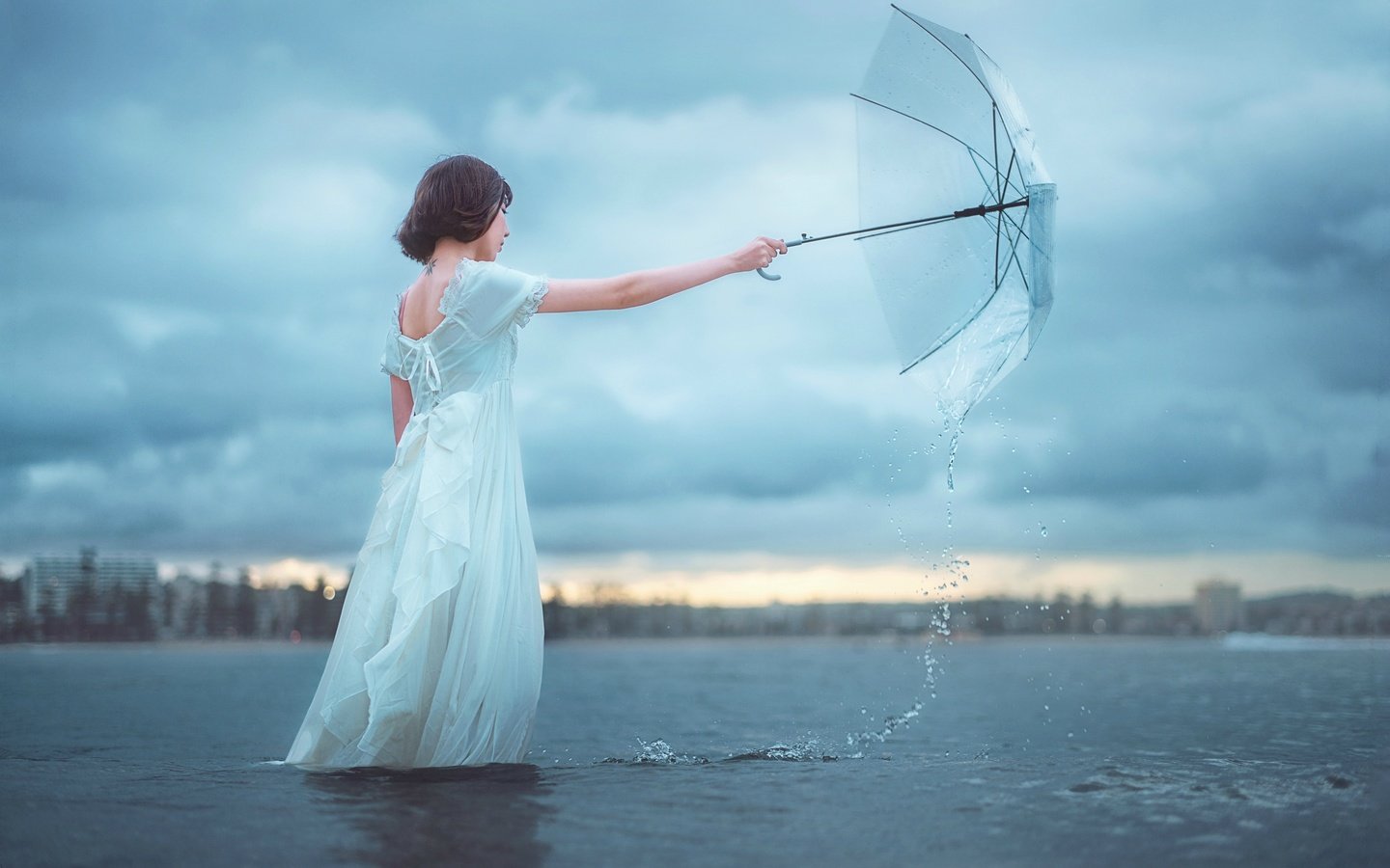 Обои вода, девушка, настроение, зонт, зонтик, азиатка, белое платье, water, girl, mood, umbrella, asian, white dress разрешение 2499x1667 Загрузить