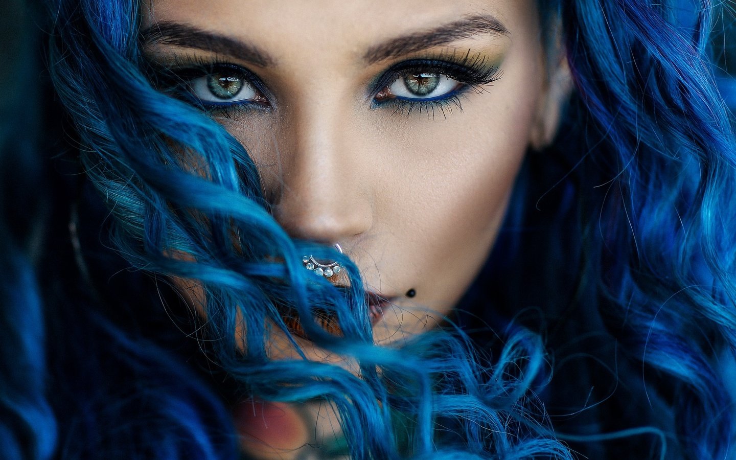 Обои глаза, девушка, взгляд, модель, волосы, лицо, макияж, синие волосы, eyes, girl, look, model, hair, face, makeup, blue hair разрешение 2048x1365 Загрузить