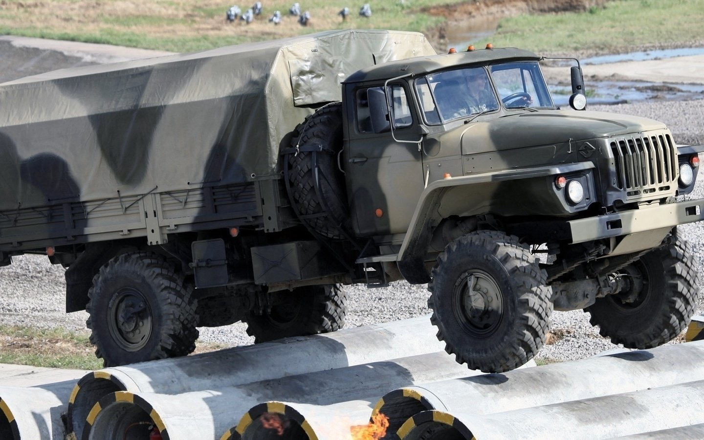 Обои военный, трубы, грузовик, полный привод, урал, military, pipe, truck, all-wheel drive, ural разрешение 1920x1080 Загрузить