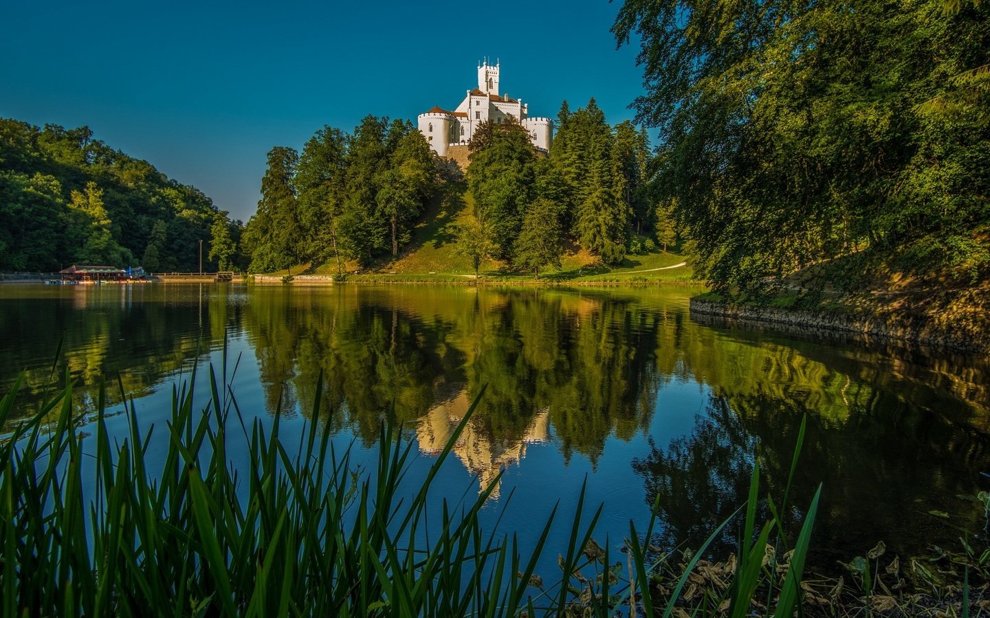 Обои деревья, озеро, отражение, замок, хорватия, тракоскан, trees, lake, reflection, castle, croatia, trakoscan разрешение 2048x1152 Загрузить