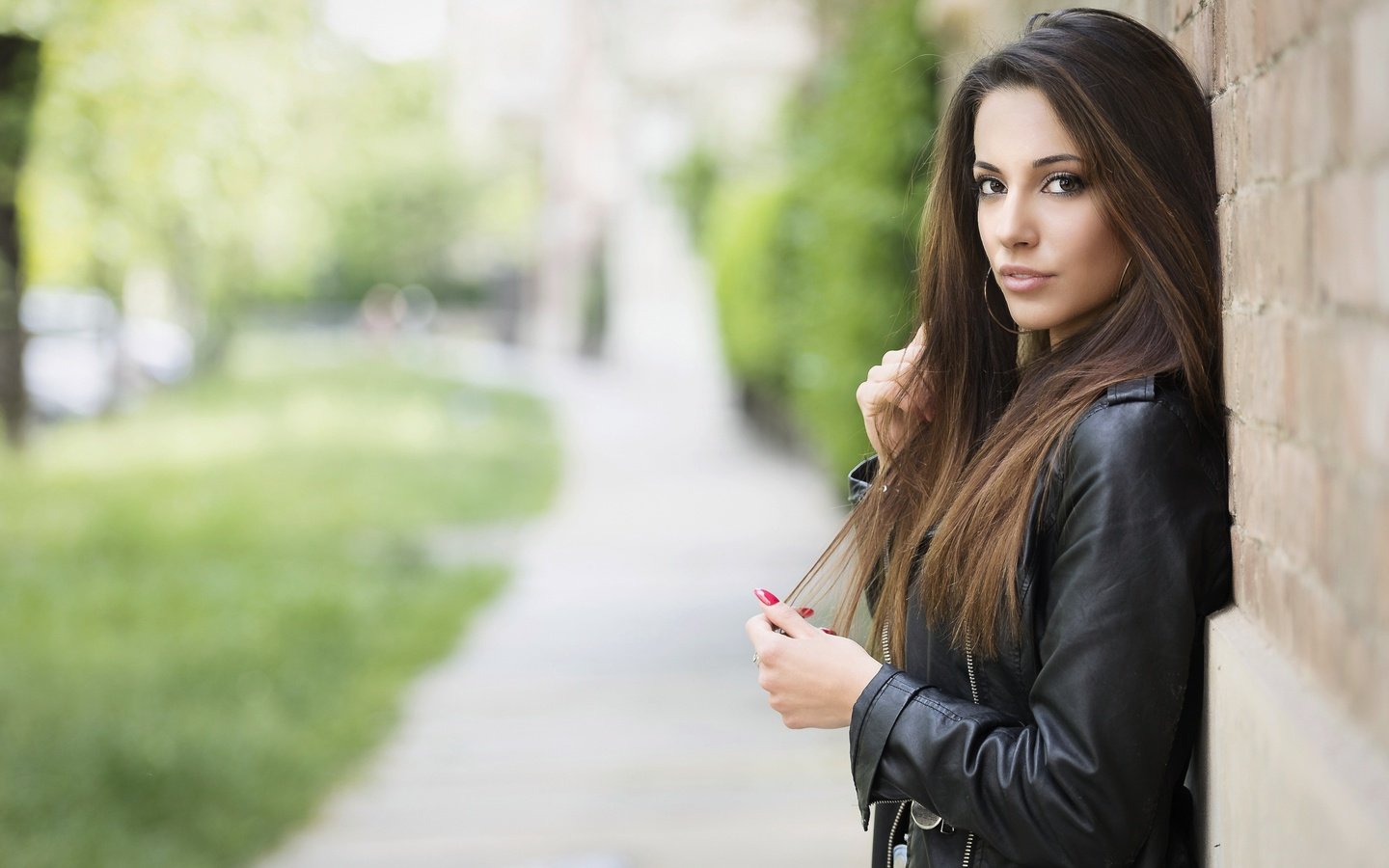 Обои глаза, девушка, фон, взгляд, волосы, красотка, куртка, carlotta, eyes, girl, background, look, hair, beauty, jacket разрешение 3000x2000 Загрузить