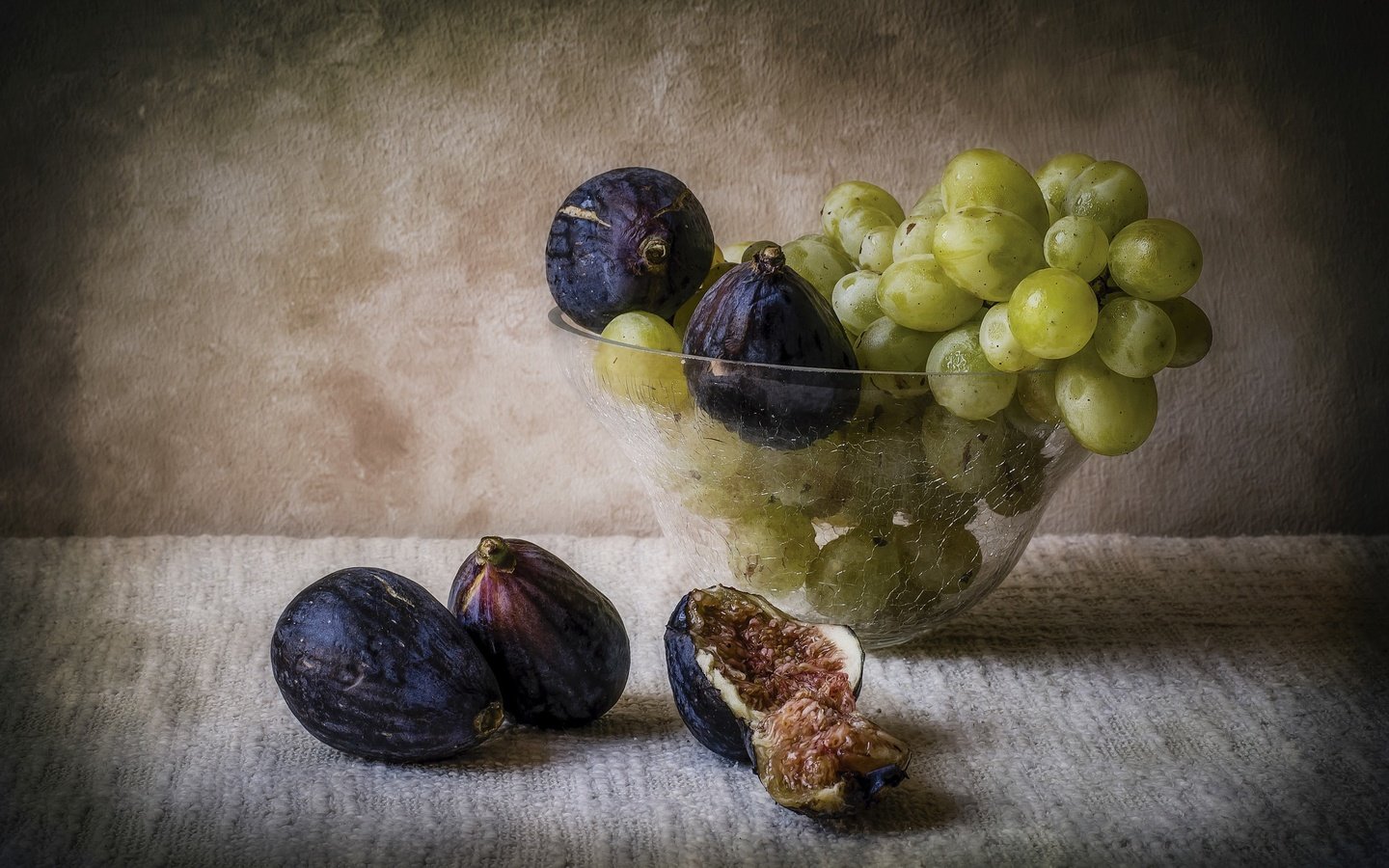 Обои виноград, фрукты, ваза, натюрморт, инжир, grapes, fruit, vase, still life, figs разрешение 2560x1600 Загрузить