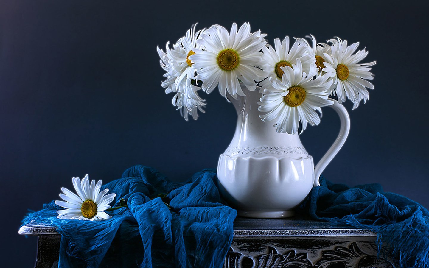 Обои цветы, ромашки, кувшин, столик, натюрморт, шарф, flowers, chamomile, pitcher, table, still life, scarf разрешение 1980x1301 Загрузить