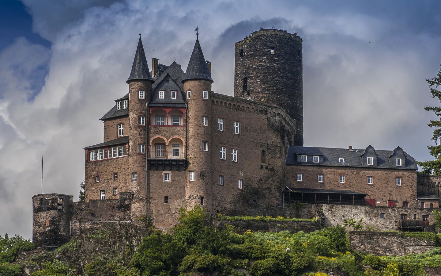 Обои облака, деревья, кусты, замок, башня, стены, германия, burg katz, катц, clouds, trees, the bushes, castle, tower, wall, germany разрешение 3286x2022 Загрузить