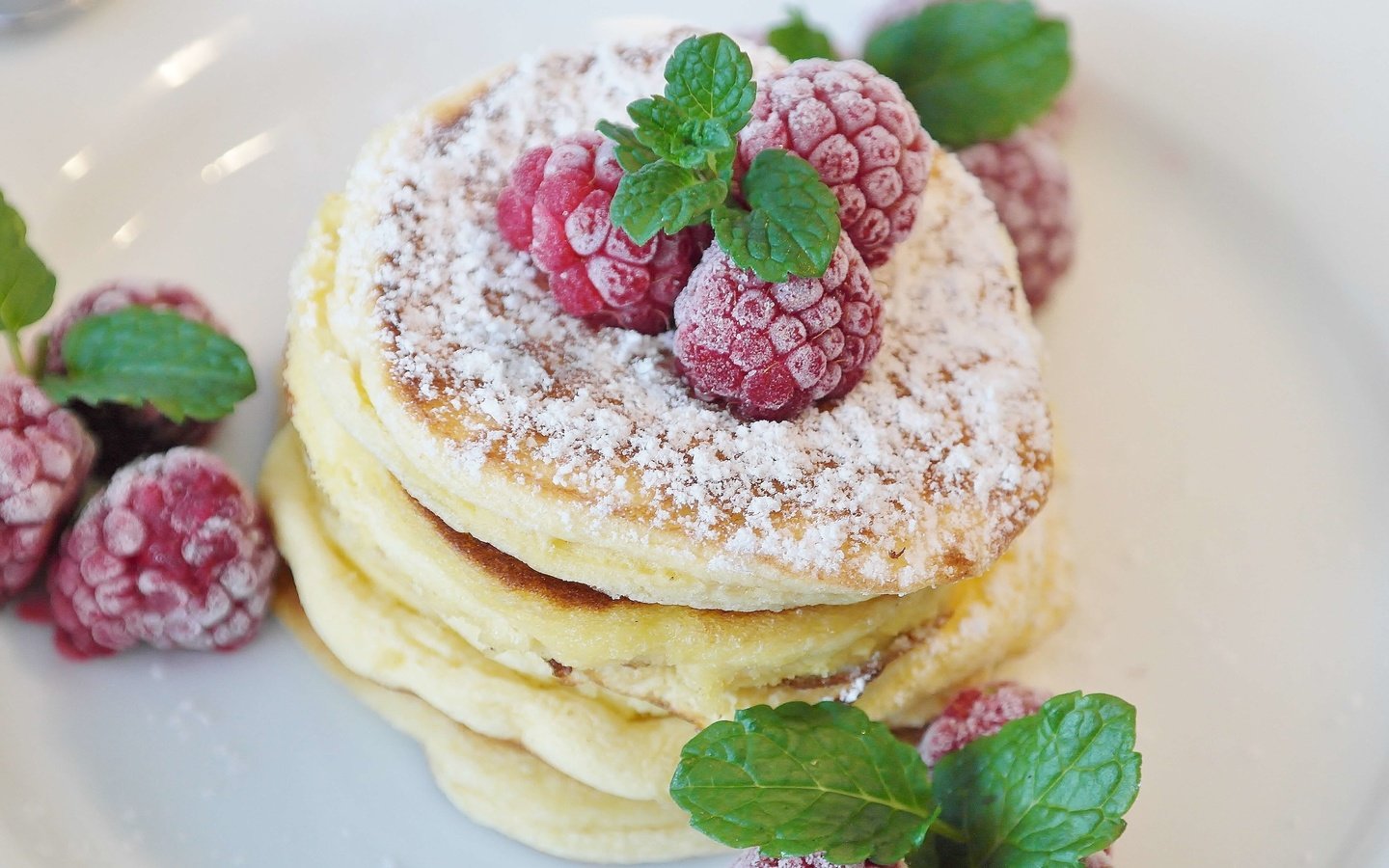 Обои мята, малина, ягоды, сахарная пудра, блины, оладьи, mint, raspberry, berries, powdered sugar, pancakes разрешение 4853x3071 Загрузить