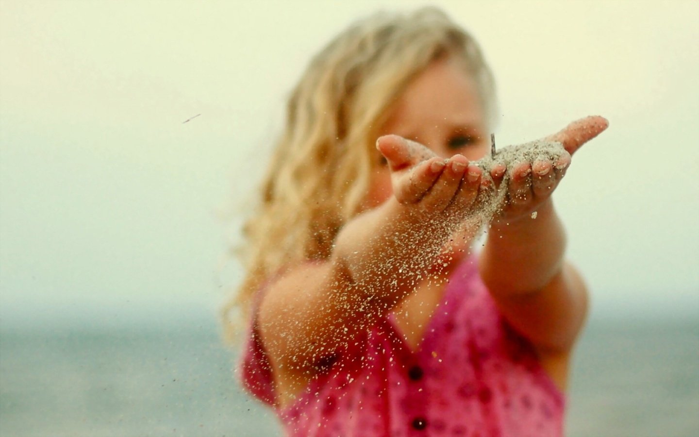 Обои настроение, песок, дети, девочка, ребенок, руки, mood, sand, children, girl, child, hands разрешение 2880x1800 Загрузить