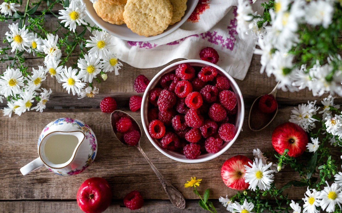 Обои цветы, малина, яблоки, ромашки, завтрак, печенье, натюрморт, flowers, raspberry, apples, chamomile, breakfast, cookies, still life разрешение 5643x3762 Загрузить