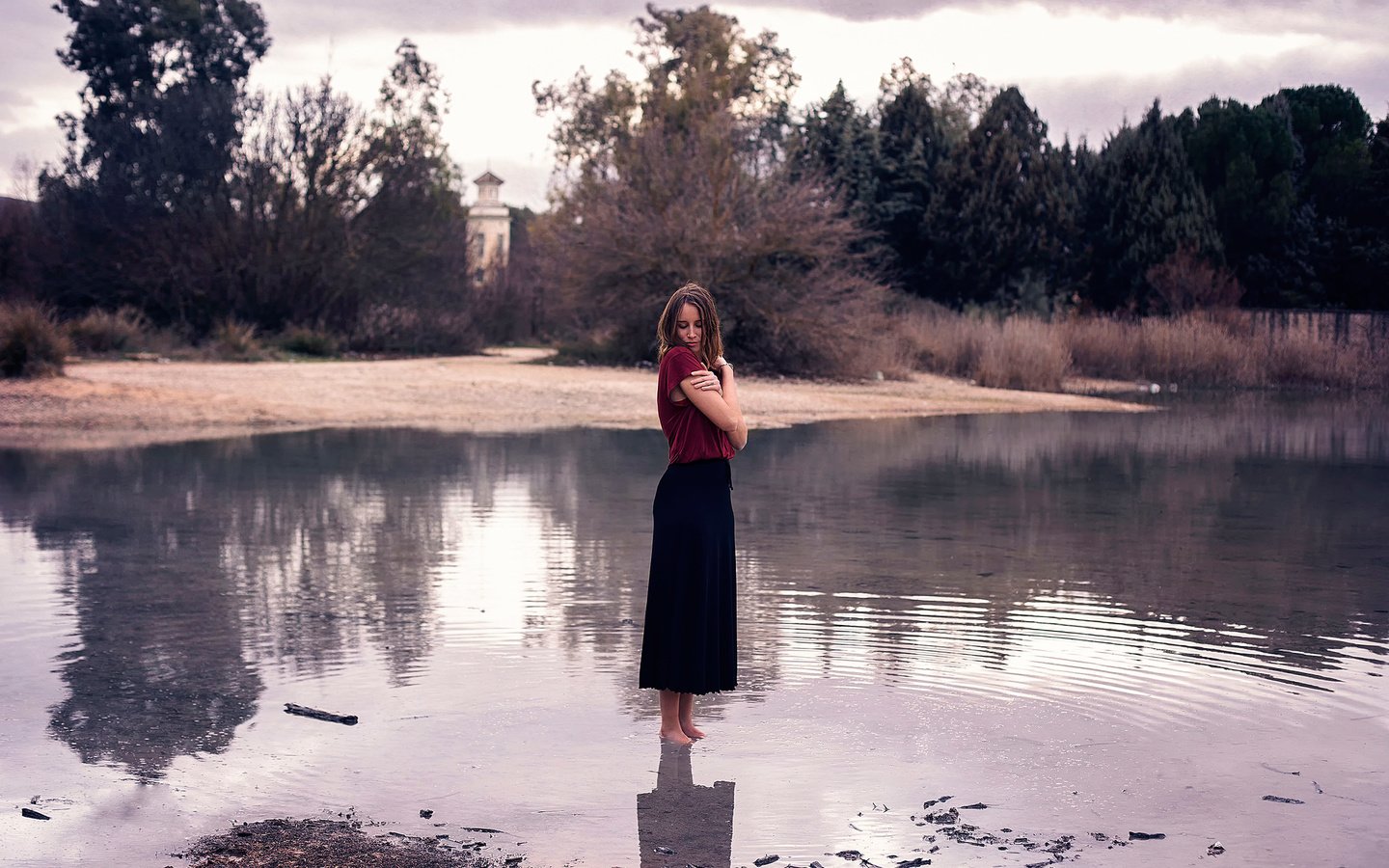 Обои природа, девушка, настроение, поза, лицо, в воде, босиком, nature, girl, mood, pose, face, in the water, barefoot разрешение 2048x1365 Загрузить