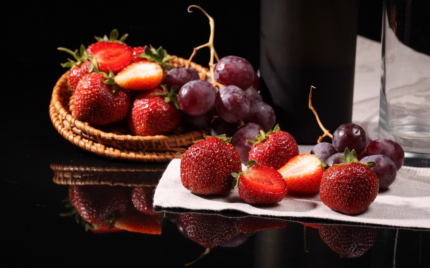 Обои отражение, виноград, клубника, ягоды, reflection, grapes, strawberry, berries разрешение 1920x1200 Загрузить