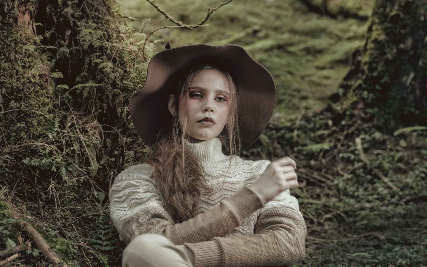 Обои лес, стиль, девушка, мох, волосы, шляпа, свитер, forest, style, girl, moss, hair, hat, sweater разрешение 8688x5792 Загрузить