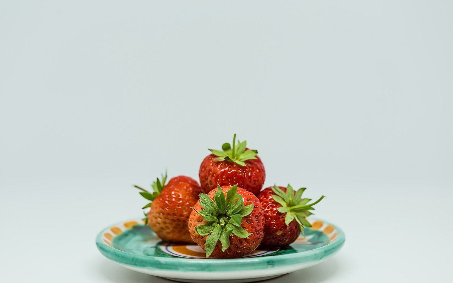 Обои фон, клубника, блюдце, ягоды, background, strawberry, saucer, berries разрешение 2048x1242 Загрузить