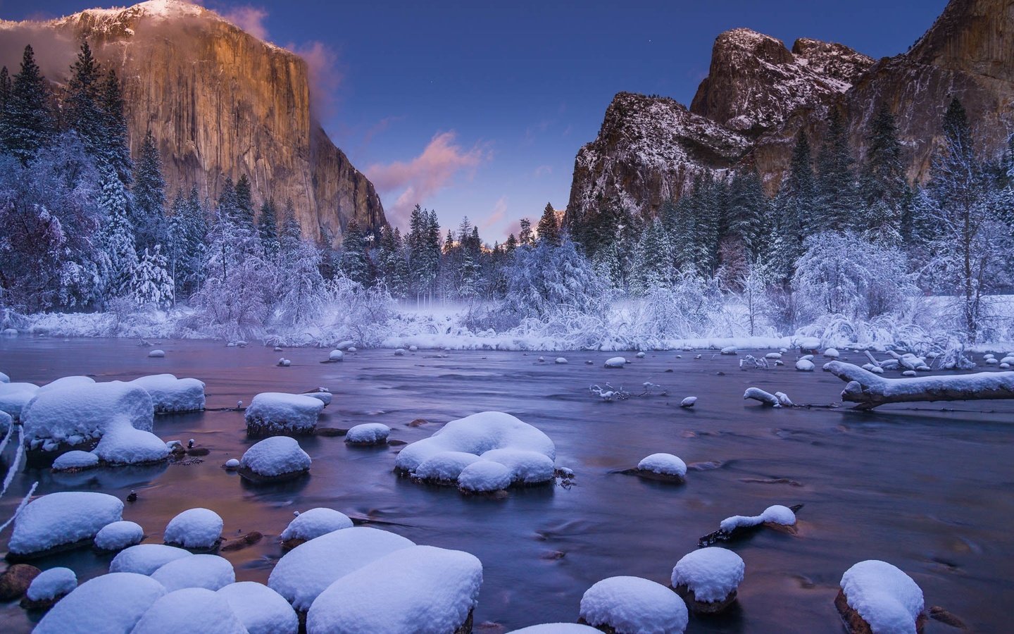 Обои деревья, река, горы, скалы, снег, природа, лес, зима, trees, river, mountains, rocks, snow, nature, forest, winter разрешение 1920x1200 Загрузить