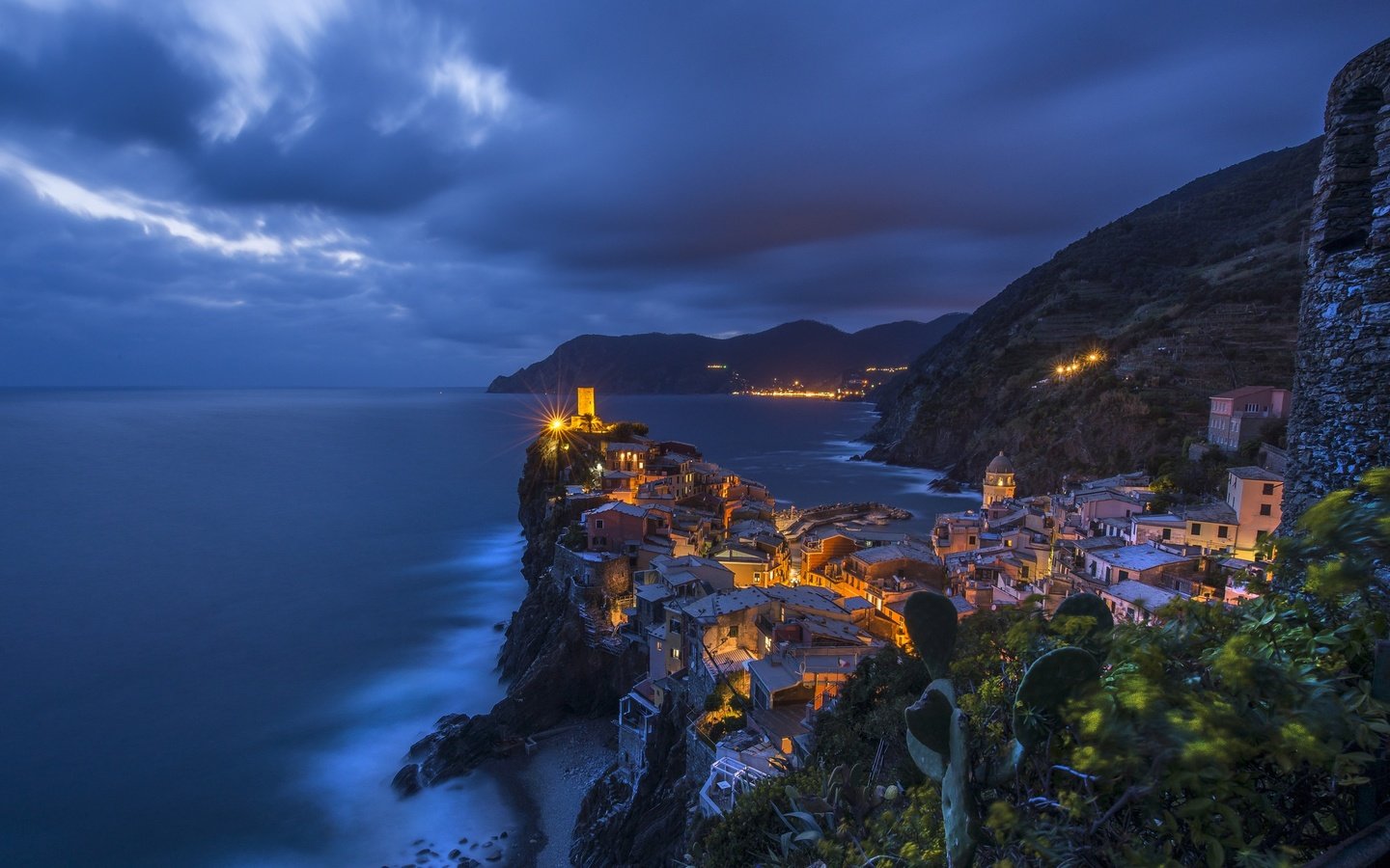 Обои ночь, море, дома, италия, утес, вернацца, night, sea, home, italy, rock, vernazza разрешение 2048x1367 Загрузить