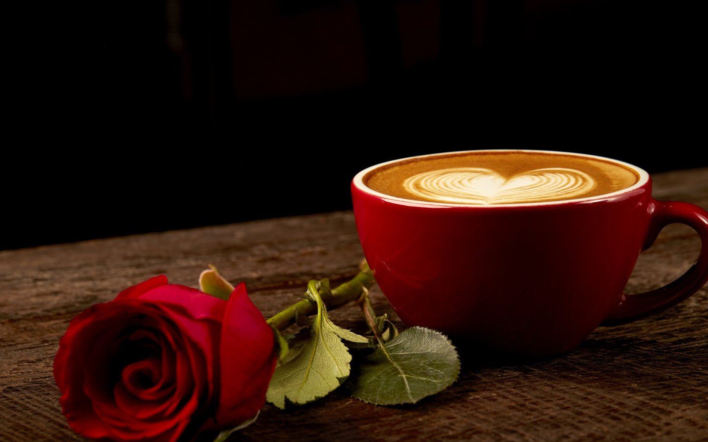 Обои розы, красная роза, роза, дерева, кофе, влюбленная, сердце, бутон, чашка, романтик, краcный, roses, red rose, rose, wood, coffee, love, heart, bud, cup, romantic, red разрешение 2112x1188 Загрузить