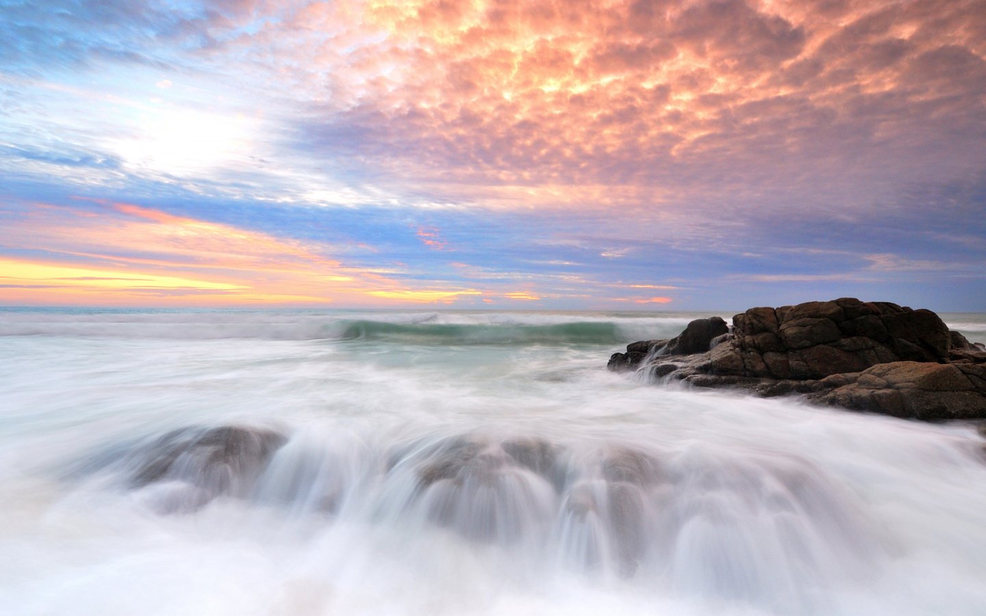 Обои небо, лето, камни, берег, волны, закат, море, песок, пляж, the sky, summer, stones, shore, wave, sunset, sea, sand, beach разрешение 2112x1188 Загрузить