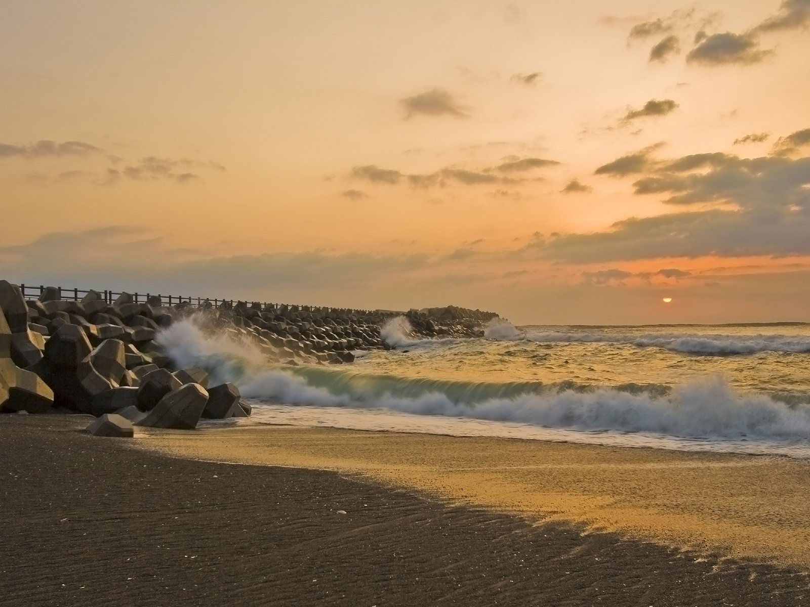 Обои солнце, берег, волны, закат, море, песок, причал, misawa, the sun, shore, wave, sunset, sea, sand, pier разрешение 2560x1600 Загрузить