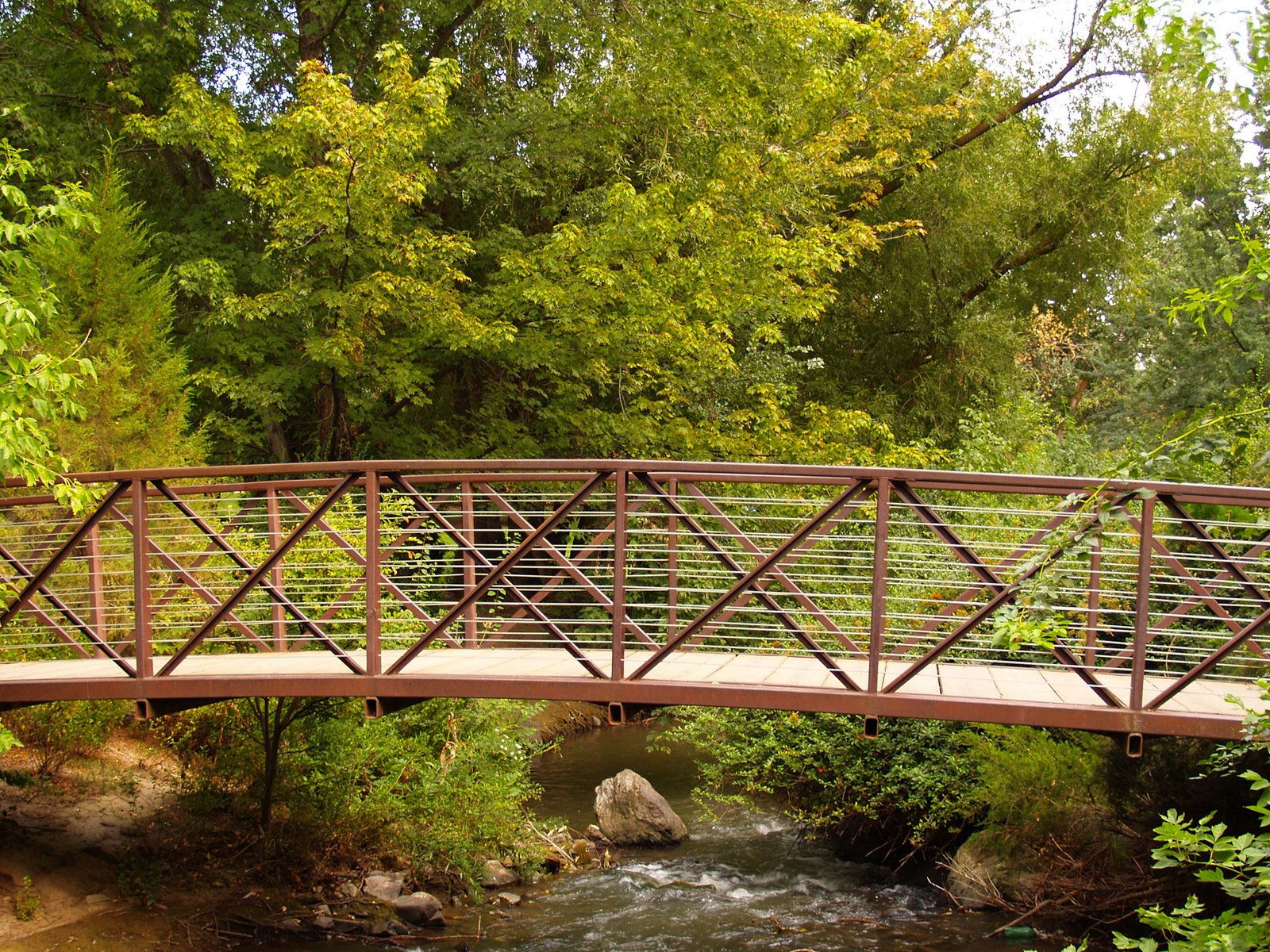 Обои зелень, ручей, мост, greens, stream, bridge разрешение 2560x1600 Загрузить