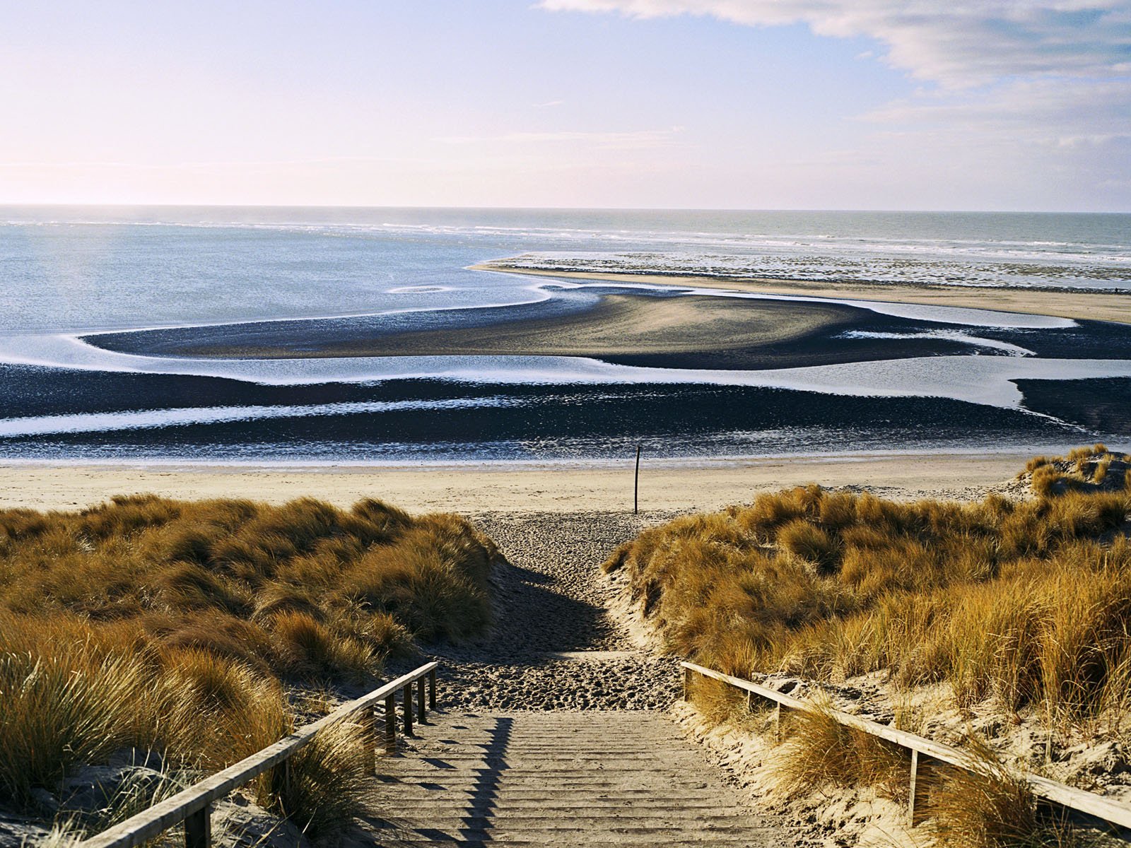 Обои природа, нидерланды, волны, лестница, пейзаж, море, песок, пляж, горизонт, nature, netherlands, wave, ladder, landscape, sea, sand, beach, horizon разрешение 1920x1200 Загрузить