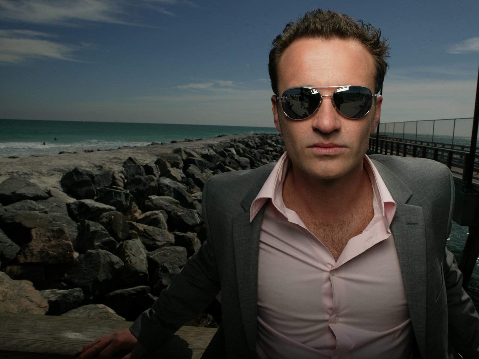 Обои камни, море, актёр, джулиан макмэхон, stones, sea, actor, julian mcmahon разрешение 1920x1440 Загрузить