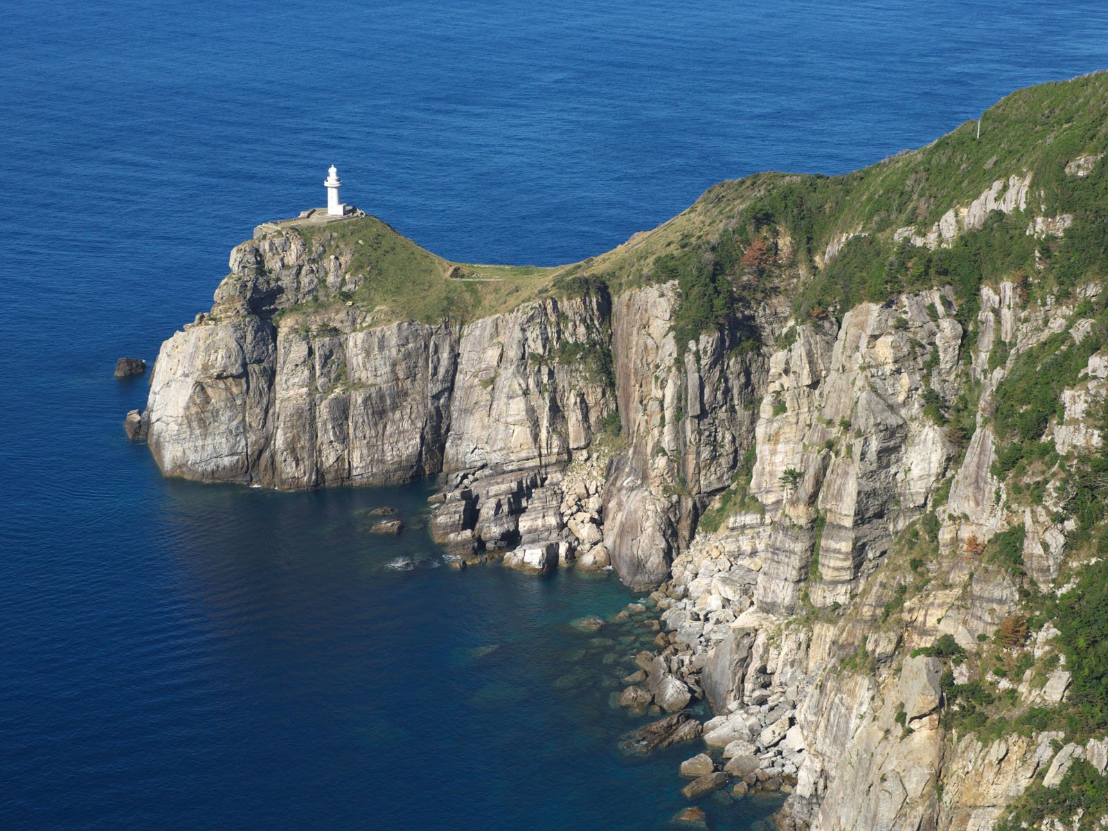 Обои горы, природа, пейзаж, скала, маяк, япония, обрыв, утес, mountains, nature, landscape, rock, lighthouse, japan, open разрешение 1920x1200 Загрузить