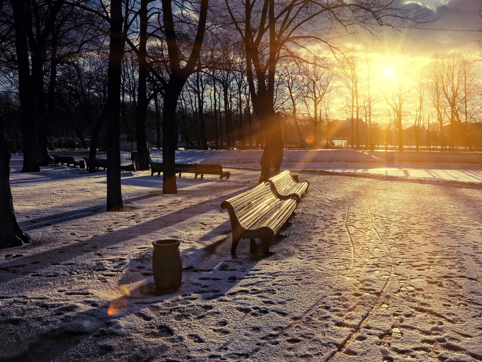 Обои gorod park vesna zakat skamya, park vesna gorod zakat skamya разрешение 2560x1600 Загрузить