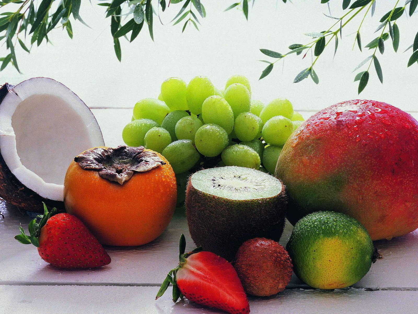 Обои хурма, виноград, манго, фрукты, клубника, ягоды, лайм, киви, кокос, тропические фрукты, persimmon, grapes, mango, fruit, strawberry, berries, lime, kiwi, coconut, tropical fruits разрешение 1920x1200 Загрузить