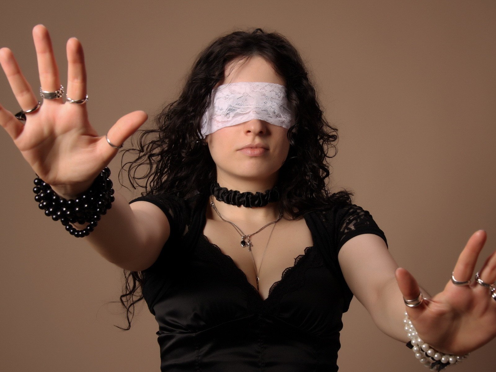 Обои руки, повязка, завязанные глаза, hands, headband, blindfold разрешение 1920x1200 Загрузить