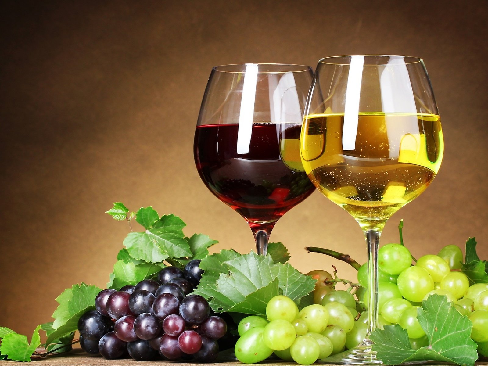 Обои виноград, вино, бокалы, бокалы с вином и виноград, grapes, wine, glasses, glasses with wine and grapes разрешение 2560x1440 Загрузить