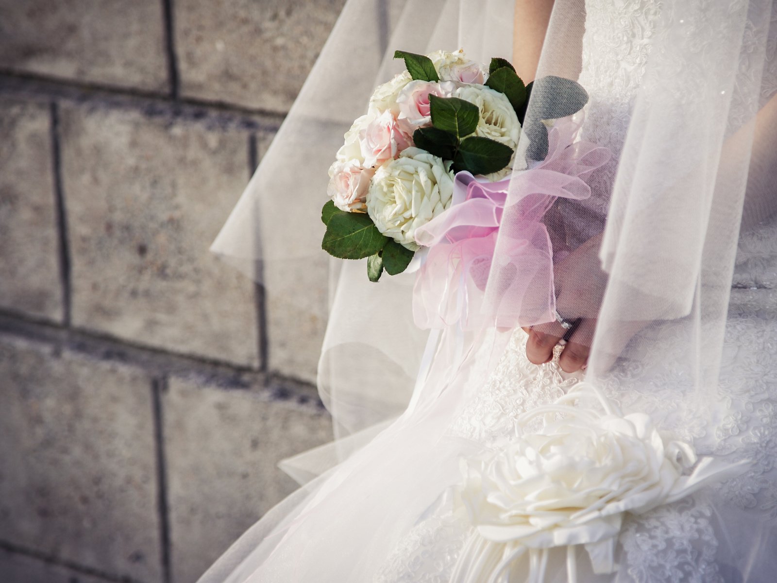 Обои платье, букет, свадьба, невеста, dress, bouquet, wedding, the bride разрешение 2560x1600 Загрузить