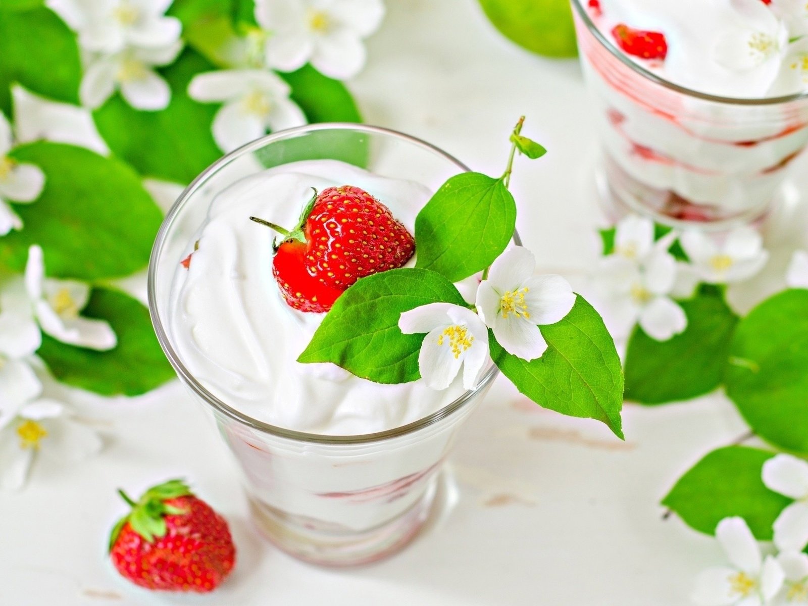 Обои цветы, клубника, белые, десерт, жасмин, йогурт, flowers, strawberry, white, dessert, jasmine, yogurt разрешение 1920x1249 Загрузить